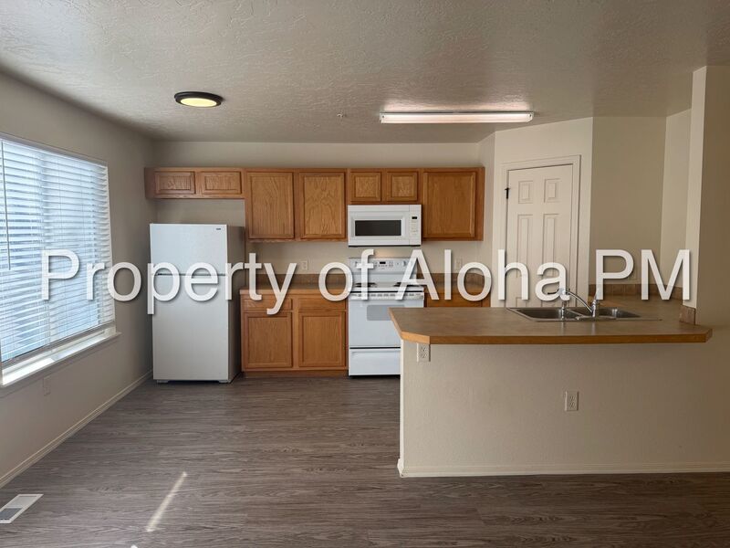 Large 3 Bedroom 2 Bathroom off of Pine & Linder in Meridian! property image