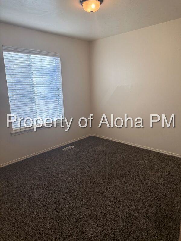 Large 3 Bedroom 2 Bathroom off of Pine & Linder in Meridian! property image