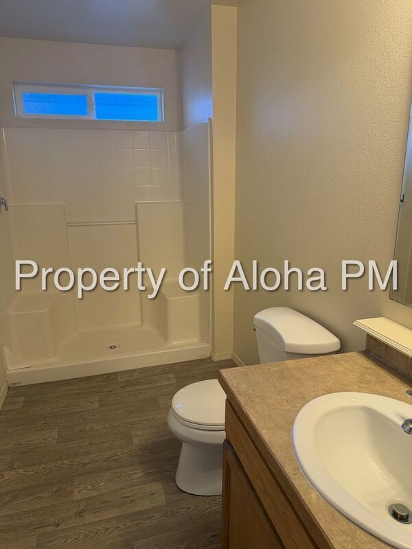 Large 3 Bedroom 2 Bathroom off of Pine & Linder in Meridian! property image