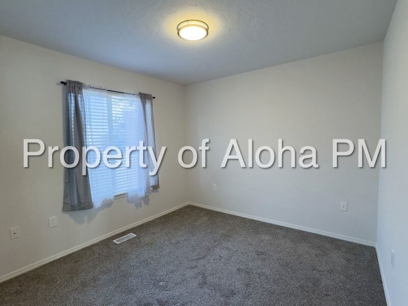 Large 3 Bedroom 2 Bathroom off of Pine in Meridian! property image