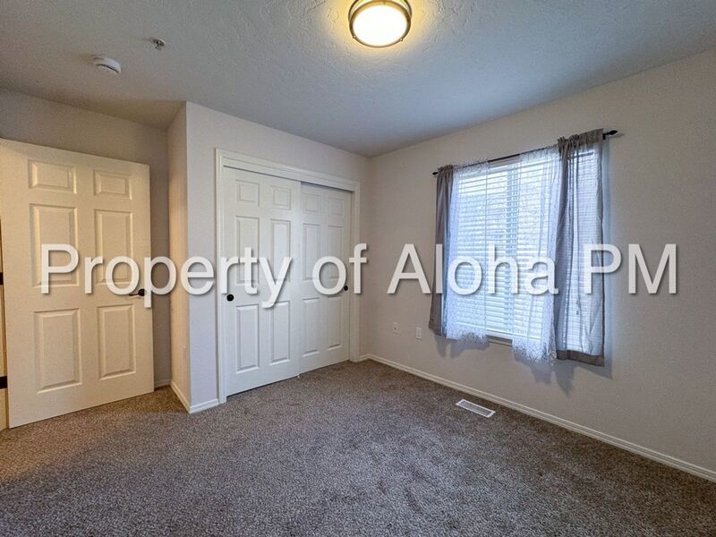 Large 3 Bedroom 2 Bathroom off of Pine in Meridian! property image