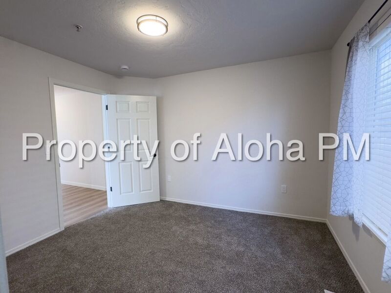 Large 3 Bedroom 2 Bathroom off of Pine in Meridian! property image