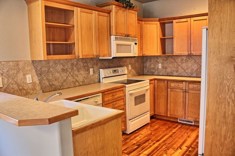 Charming 3 Bedroom Home with Fireplace & Spacious Backyard! property image