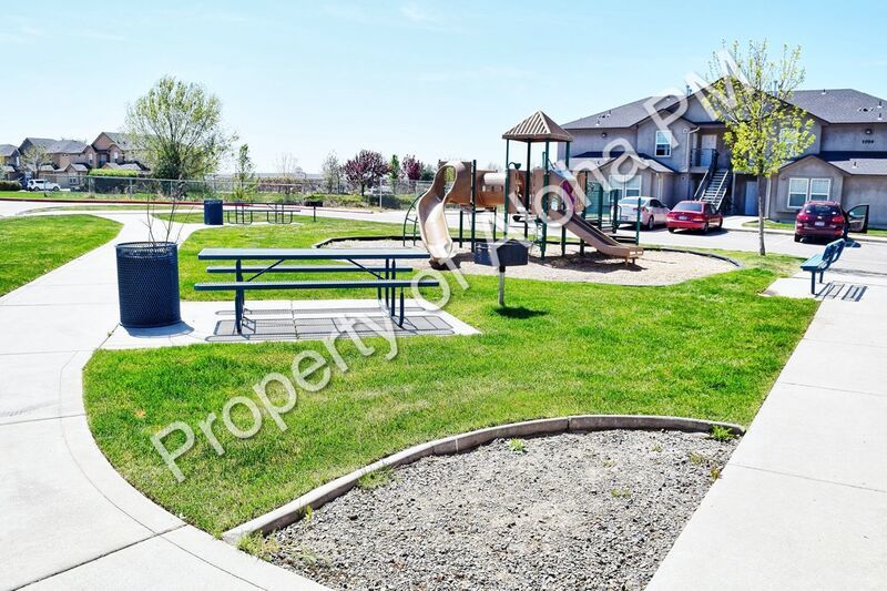 Comfy 2 Bedroom 2 Bathroom off of Pine in Meridian! property image