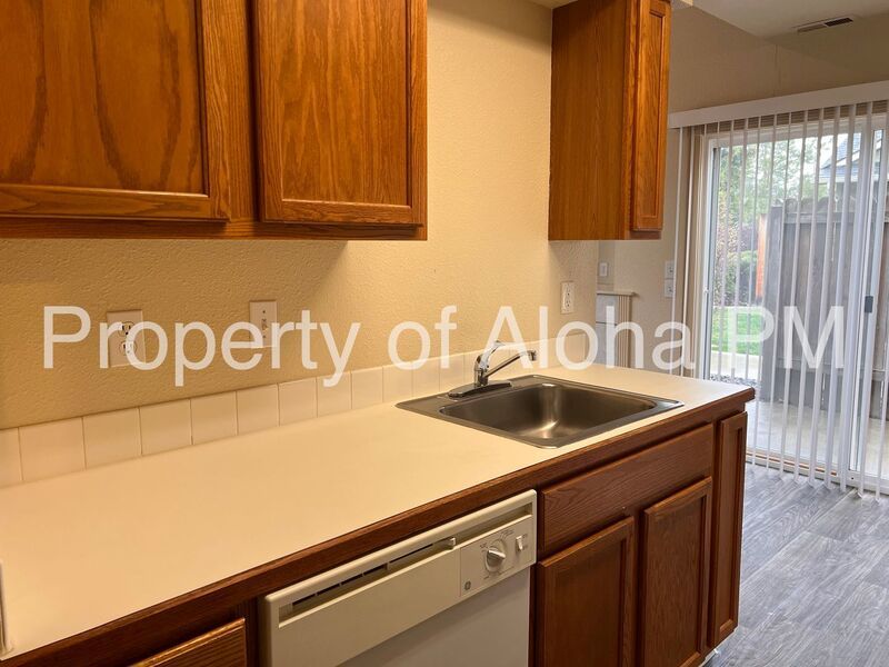 Cozy 2 Bedroom off of State! property image