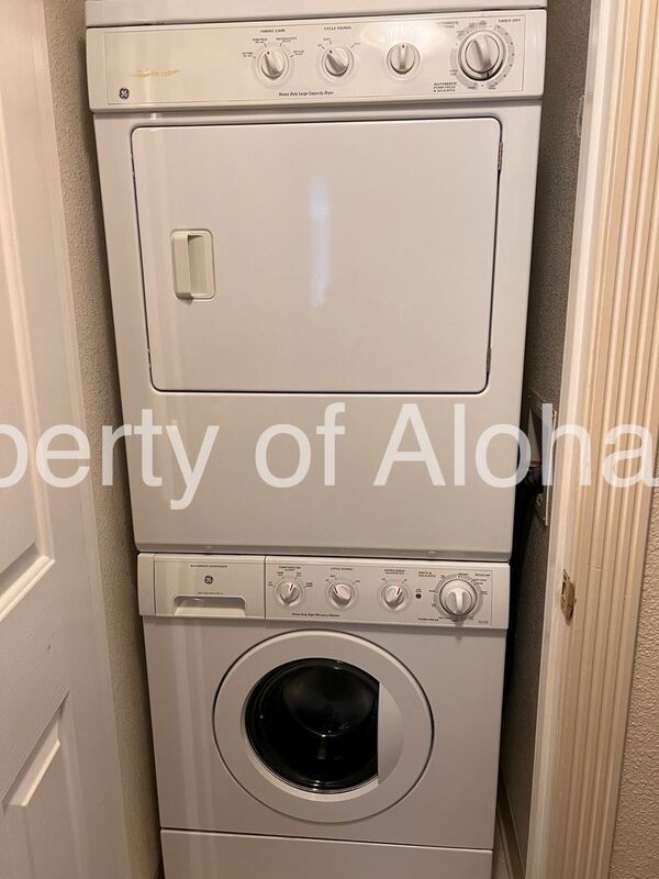 Cozy 2 Bedroom off of State! property image