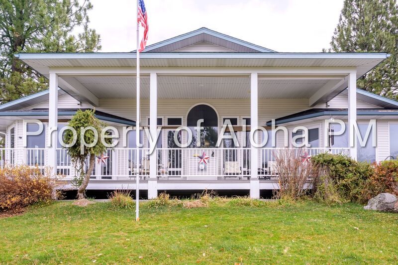 Stunning Golf Course & Water View Home in Cascade – Flexible Furnishing Options! property image