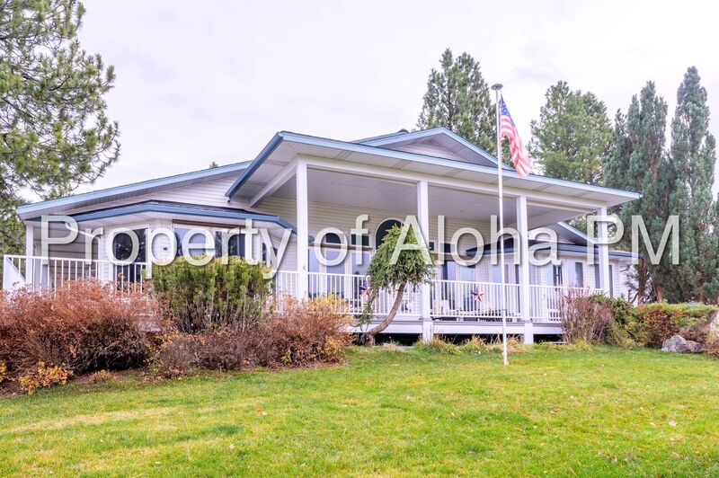 Stunning Golf Course & Water View Home in Cascade – Flexible Furnishing Options! property image