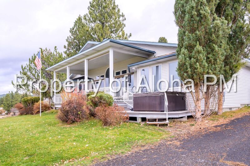 Stunning Golf Course & Water View Home in Cascade – Flexible Furnishing Options! property image