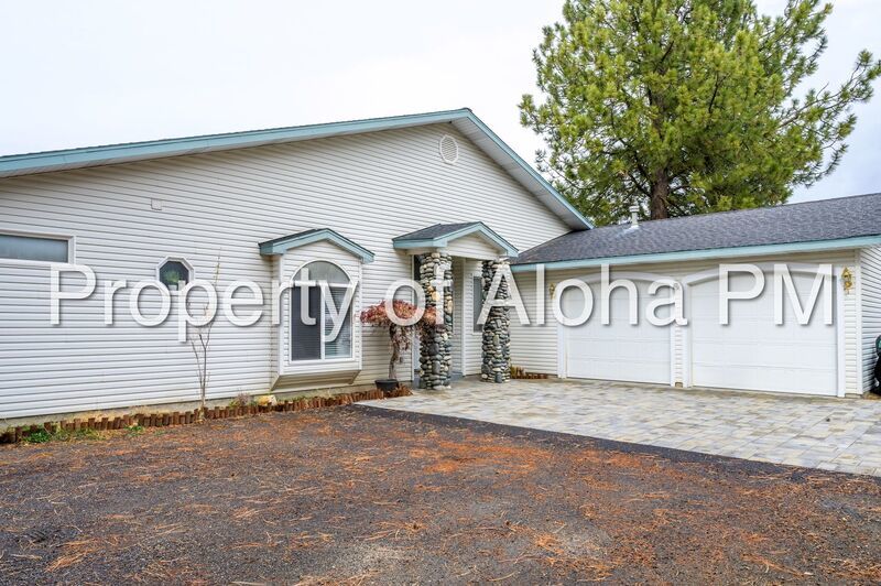 Stunning Golf Course & Water View Home in Cascade – Flexible Furnishing Options! property image