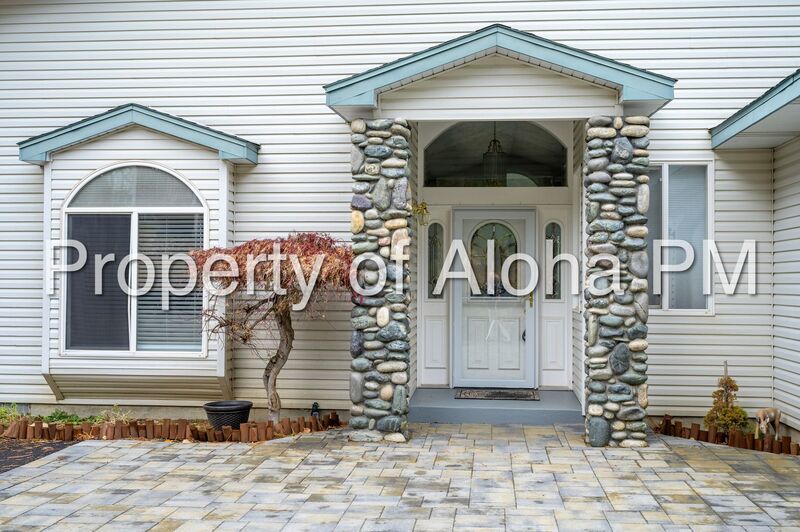 Stunning Golf Course & Water View Home in Cascade – Flexible Furnishing Options! property image