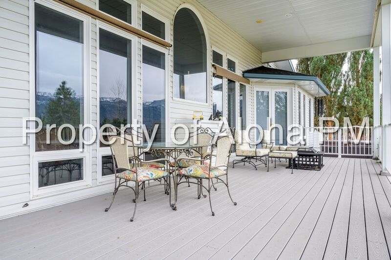 Stunning Golf Course & Water View Home in Cascade – Flexible Furnishing Options! property image