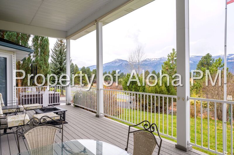 Stunning Golf Course & Water View Home in Cascade – Flexible Furnishing Options! property image