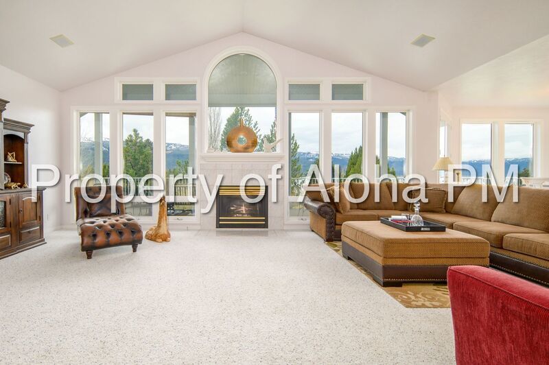 Stunning Golf Course & Water View Home in Cascade – Flexible Furnishing Options! property image