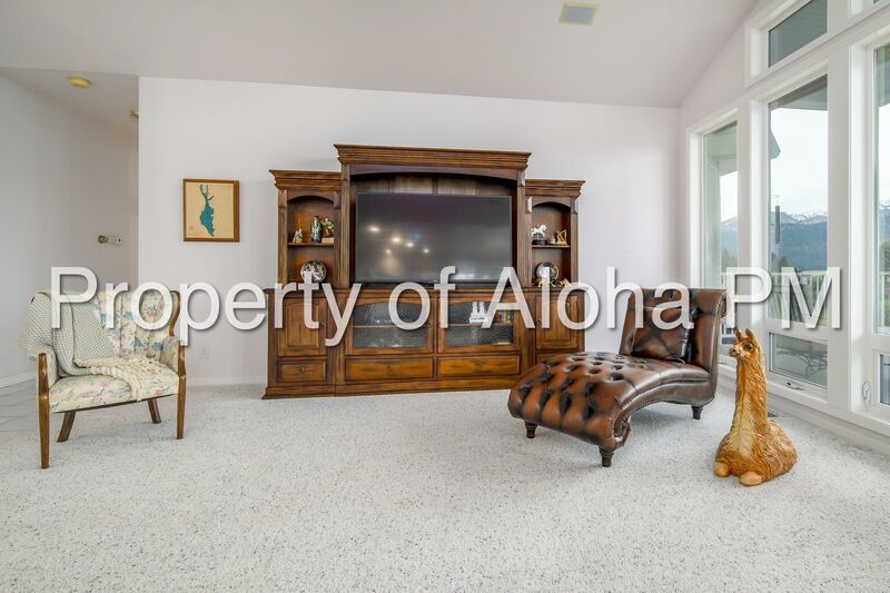 Stunning Golf Course & Water View Home in Cascade – Flexible Furnishing Options! property image