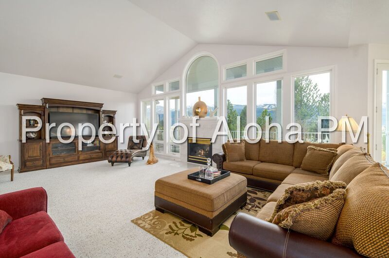 Stunning Golf Course & Water View Home in Cascade – Flexible Furnishing Options! property image
