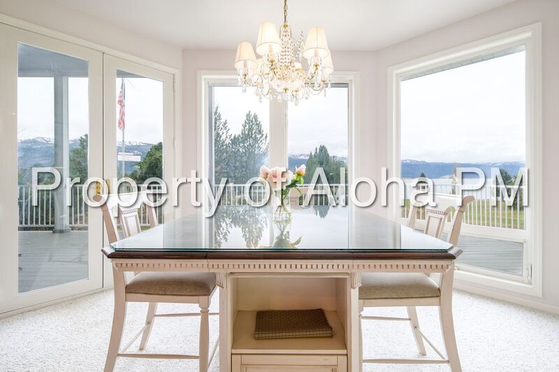 Stunning Golf Course & Water View Home in Cascade – Flexible Furnishing Options! property image