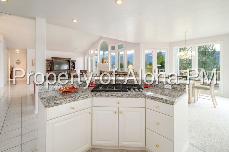 Stunning Golf Course & Water View Home in Cascade – Flexible Furnishing Options! property image