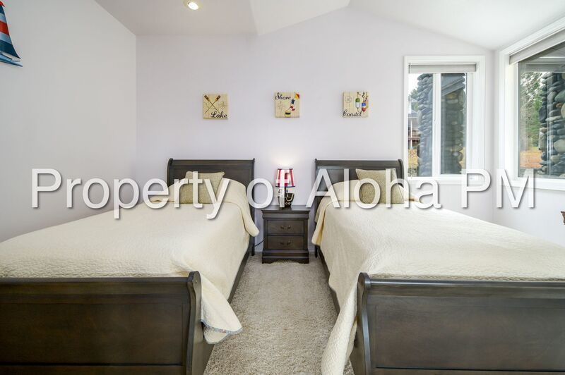 Stunning Golf Course & Water View Home in Cascade – Flexible Furnishing Options! property image