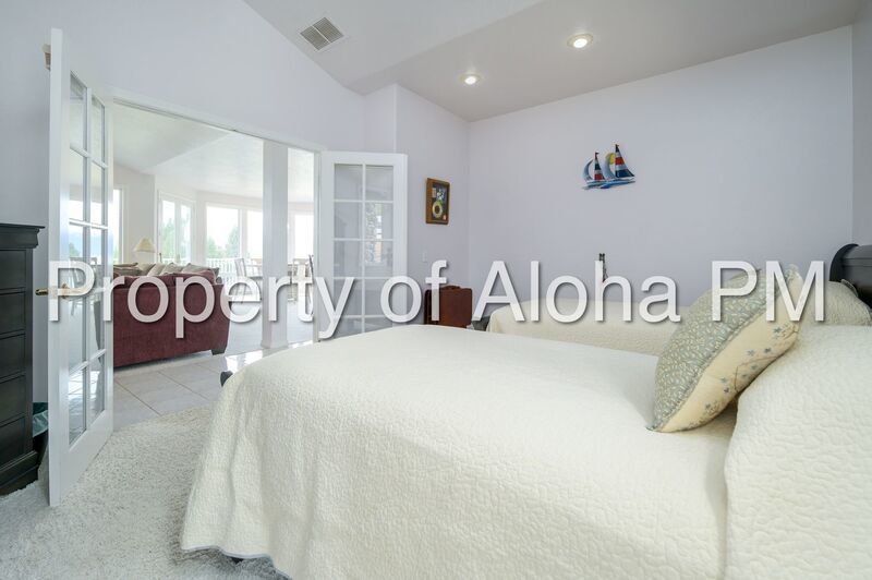 Stunning Golf Course & Water View Home in Cascade – Flexible Furnishing Options! property image