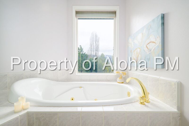 Stunning Golf Course & Water View Home in Cascade – Flexible Furnishing Options! property image