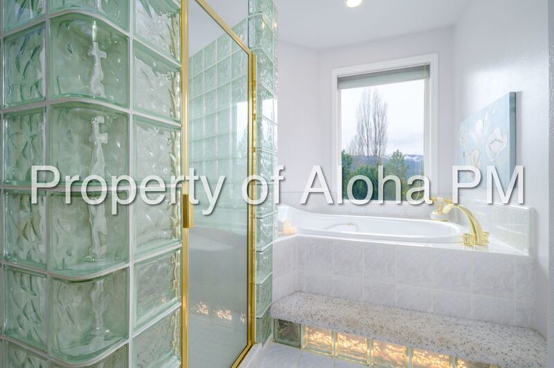 Stunning Golf Course & Water View Home in Cascade – Flexible Furnishing Options! property image