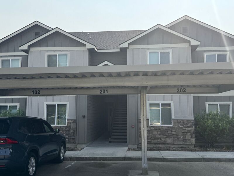 Conveniently located 2 bed 2 bath near the freeway! property image