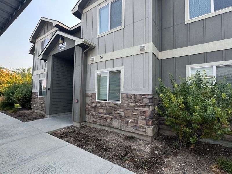 Conveniently located 2 bed 2 bath near the freeway! property image