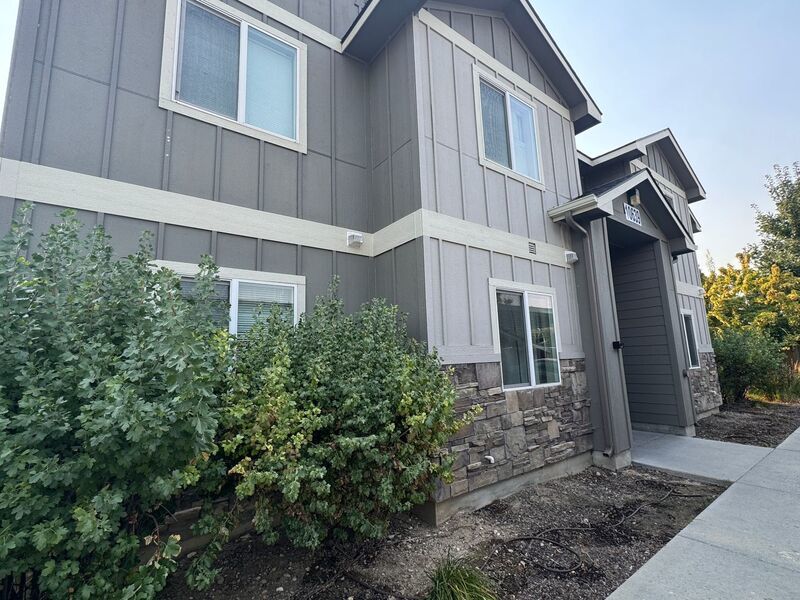 Conveniently located 2 bed 2 bath near the freeway! property image