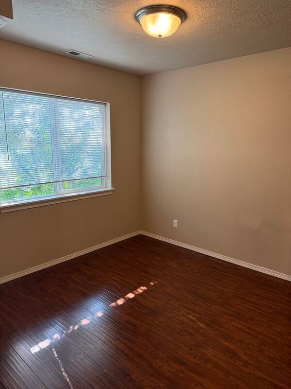 Conveniently located 2 bed 2 bath near the freeway! property image