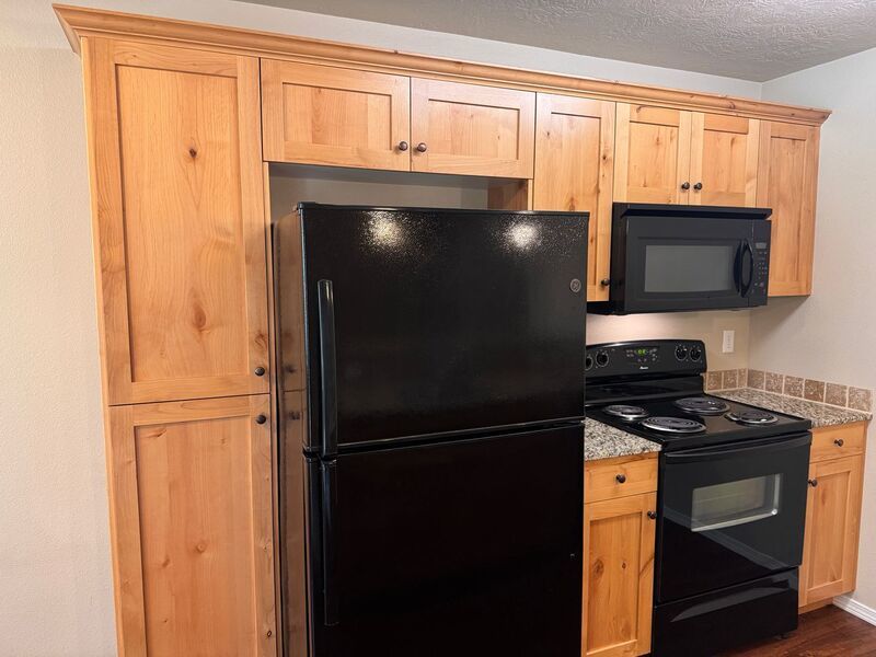 Conveniently located 2 bed 2 bath near the freeway! property image