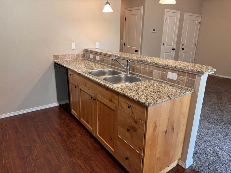 Conveniently located 2 bed 2 bath near the freeway! property image