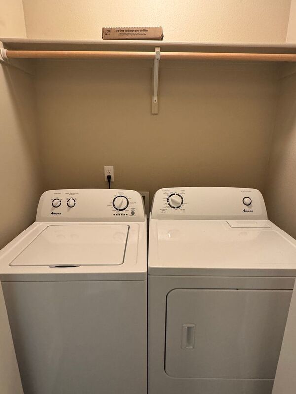 Conveniently located 2 bed 2 bath near the freeway! property image