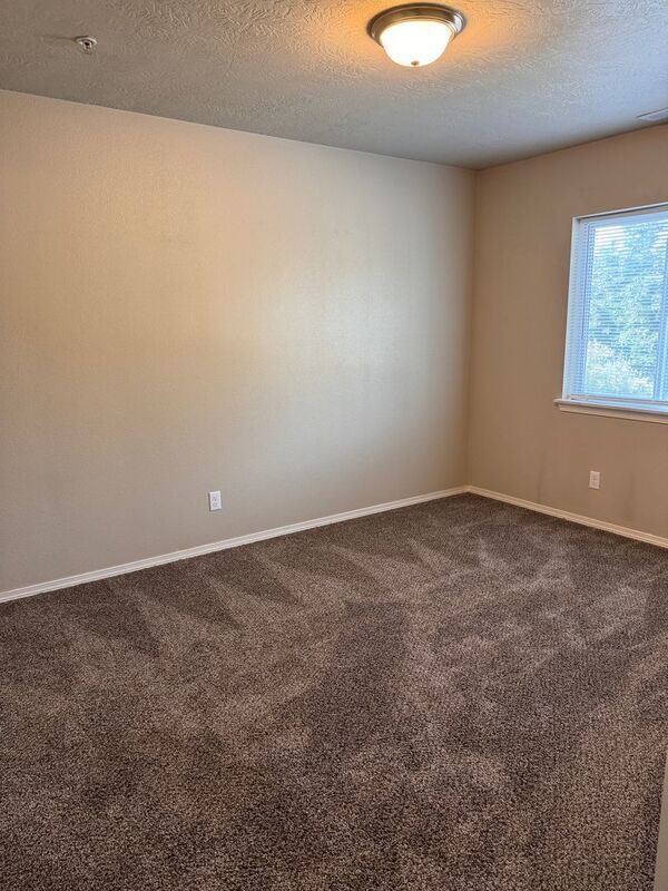 Conveniently located 2 bed 2 bath near the freeway! property image