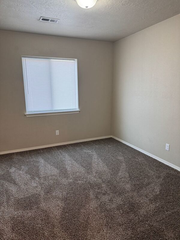 Conveniently located 2 bed 2 bath near the freeway! property image
