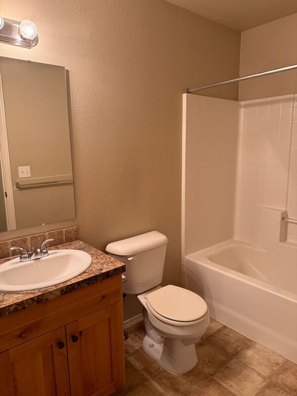 Conveniently located 2 bed 2 bath near the freeway! property image