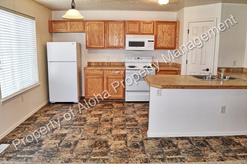 Roomy 3 Bedroom 2 Bathroom off of Pine in Meridian! property image