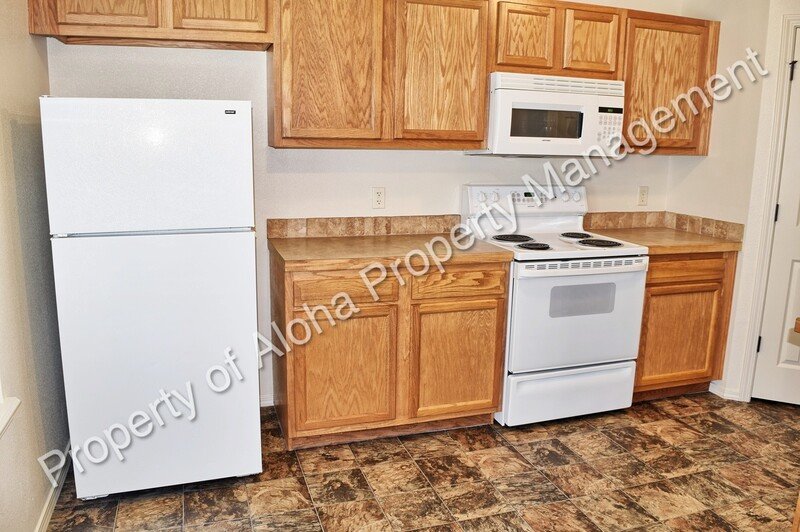Roomy 3 Bedroom 2 Bathroom off of Pine in Meridian! property image