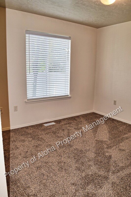 Roomy 3 Bedroom 2 Bathroom off of Pine in Meridian! property image