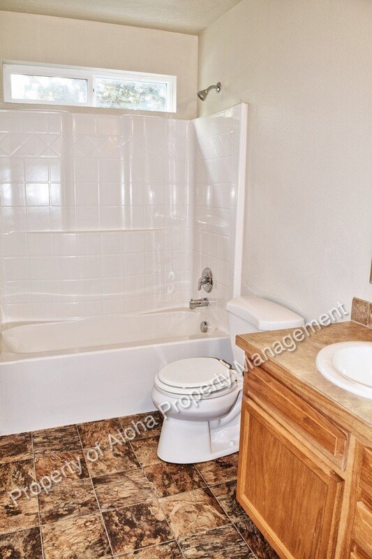 Roomy 3 Bedroom 2 Bathroom off of Pine in Meridian! property image