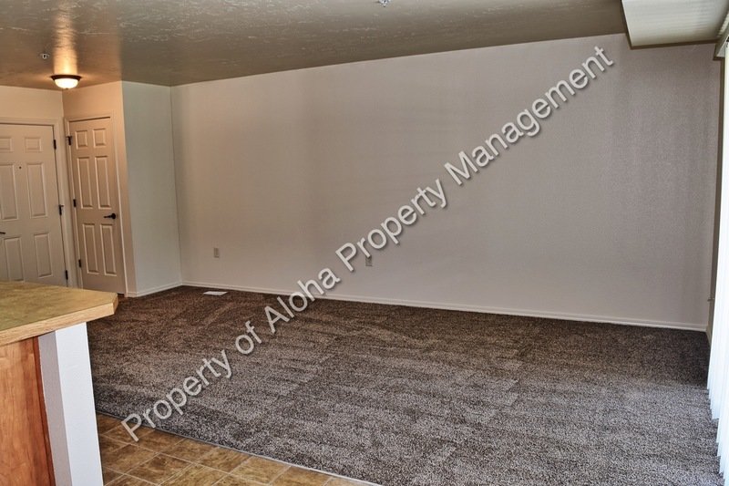 Large 3 Bedroom 2 Bathroom off of Pine in Meridian! property image