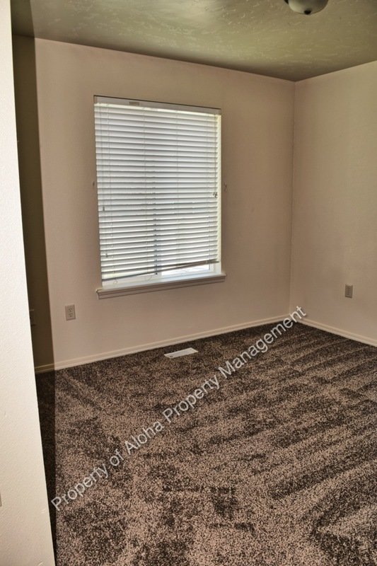 Large 3 Bedroom 2 Bathroom off of Pine in Meridian! property image