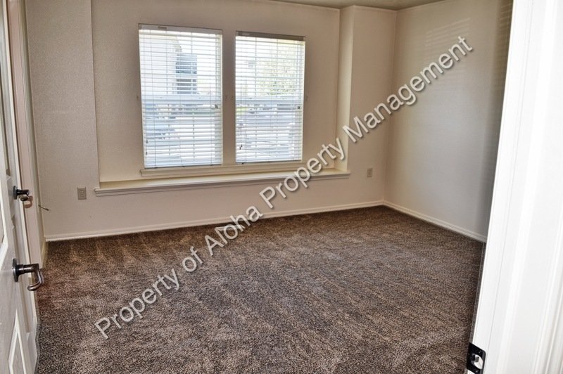Large 3 Bedroom 2 Bathroom off of Pine in Meridian! property image