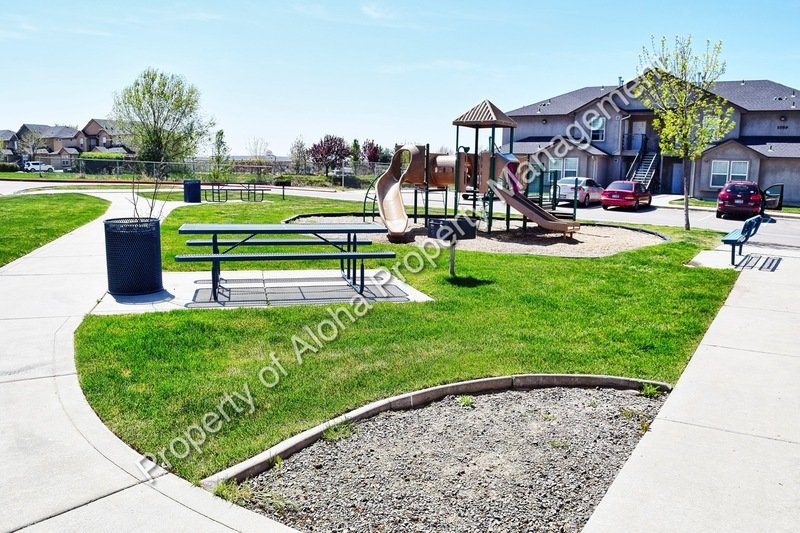 Large 3 Bedroom 2 Bathroom off of Pine in Meridian! property image