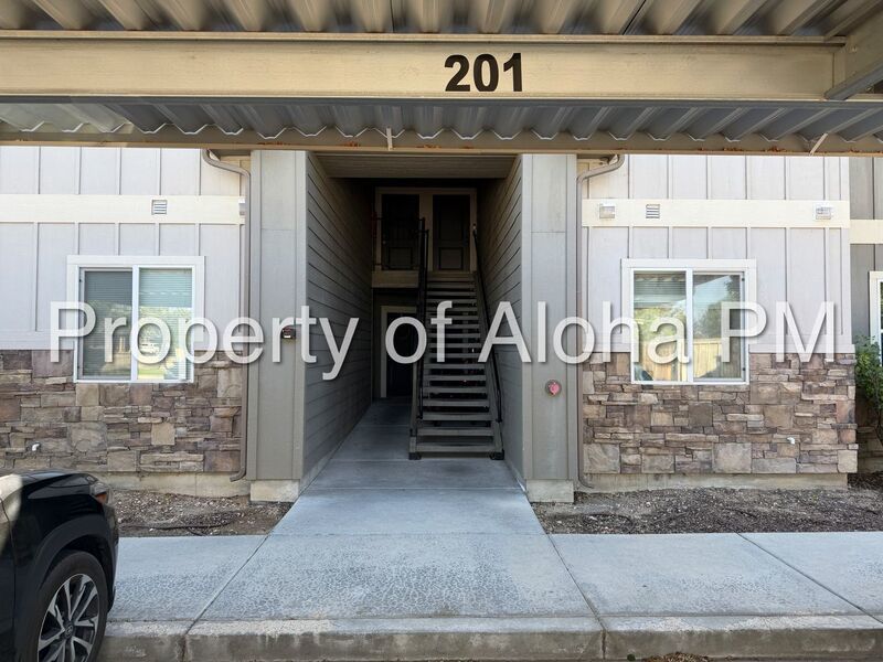 Conveniently located 2 bed 2 bath near the freeway! property image
