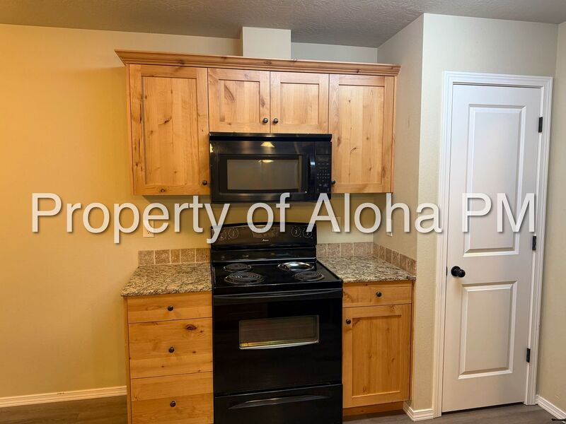 Spacious 2 Bedroom 2 Bath Upper Unit Off Of Pine in Meridian! property image