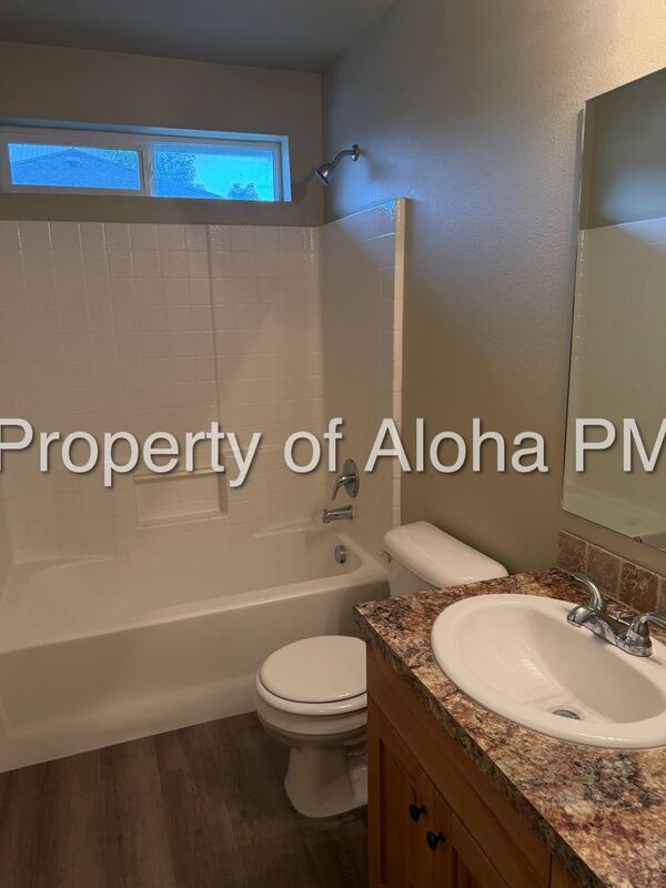 Spacious 2 Bedroom 2 Bath Upper Unit Off Of Pine in Meridian! property image