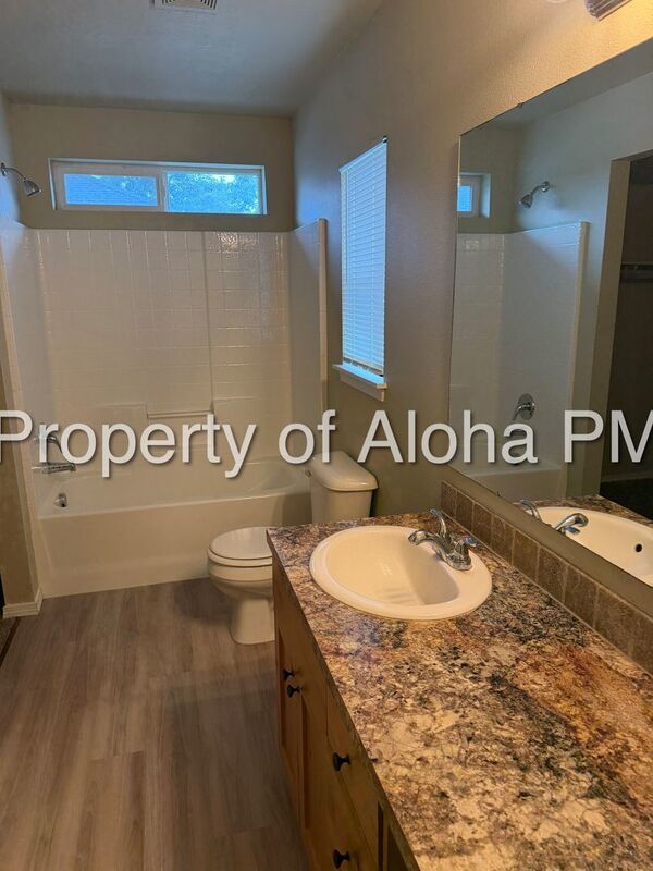 Spacious 2 Bedroom 2 Bath Upper Unit Off Of Pine in Meridian! property image