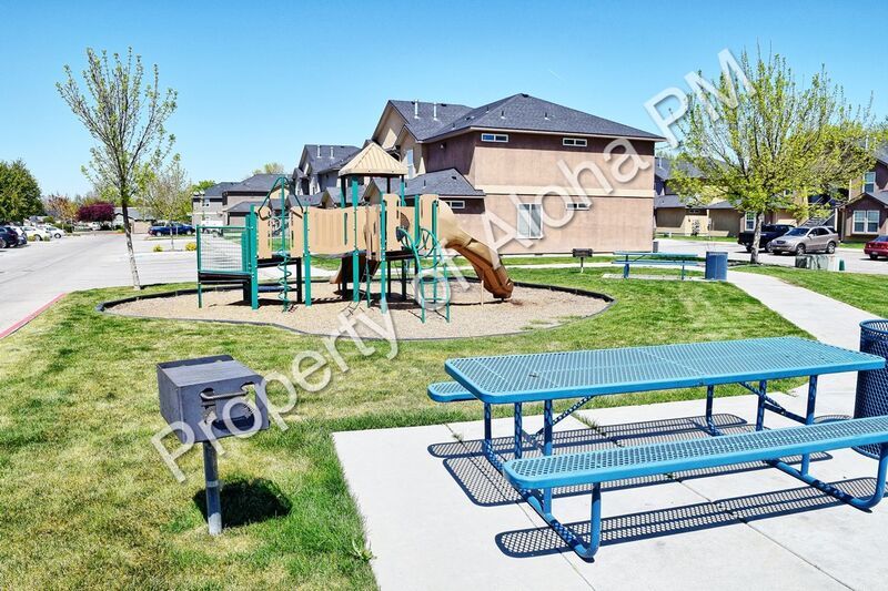 Spacious 2 Bedroom 2 Bath Upper Unit Off Of Pine in Meridian! property image