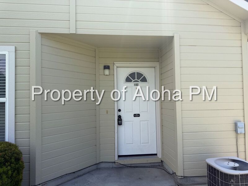 Cozy 2 bedroom, 2 bath townhome-style apartment in Nampa property image
